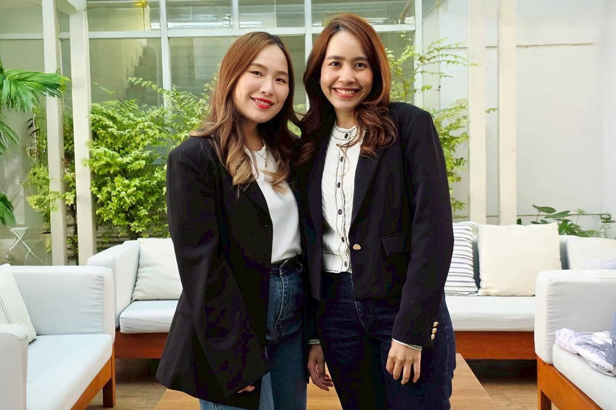 คุณเกวลี เรืองโรจน์แข(ใบเงิน) และ คุณเปมิกา ปฏิรูปวาที(ลูกศร)